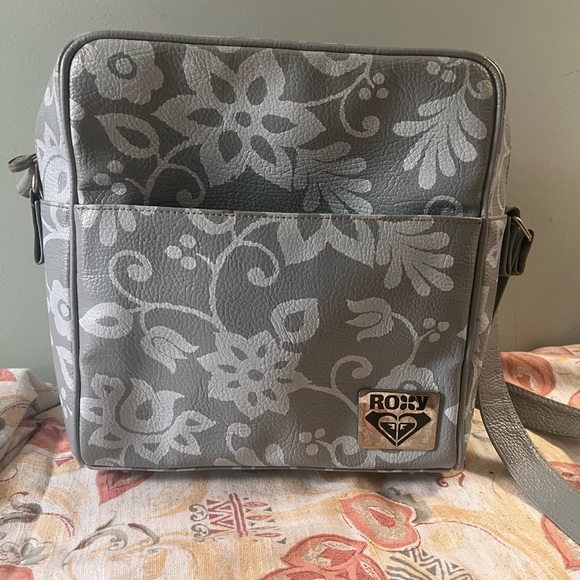 Roxy Gray Travel Bag with Floral Pattern - Picture 1 of 5